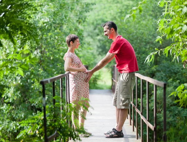 Husband with his wife on the bridge — Stock Photo, Image