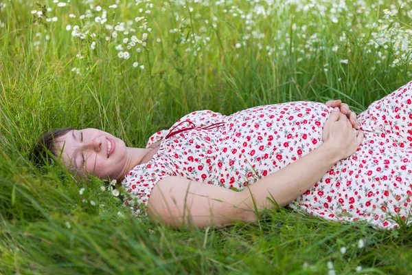 Těhotná žena se zavřenýma očima — Stock fotografie