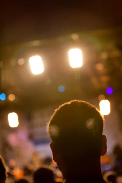 Głowa sylwetka człowieka z koncertu światła — Zdjęcie stockowe