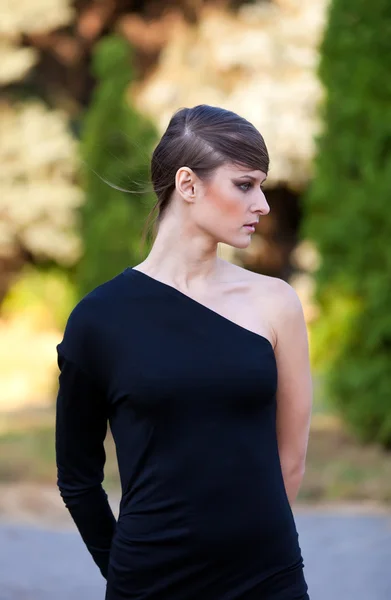 Кавказская девушка в черном платье — стоковое фото