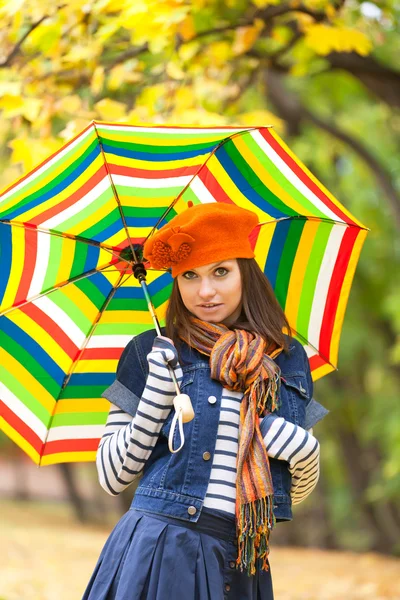 Giovane bella ragazza con ombrello — Foto Stock