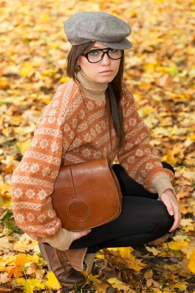 Trauriges junges Mädchen mit Handtasche — Stockfoto