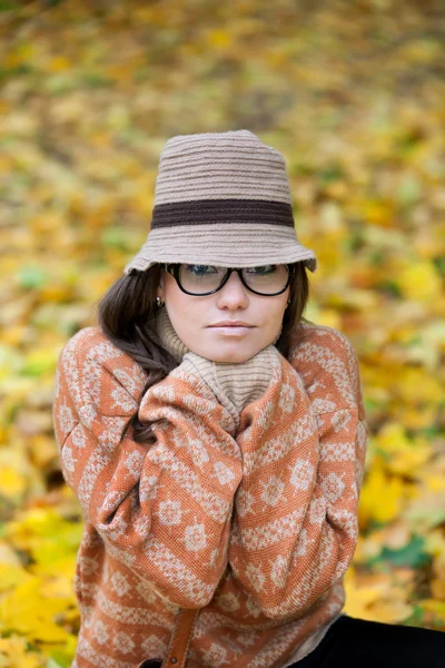 性格开朗的年轻女孩穿毛衣 — 图库照片