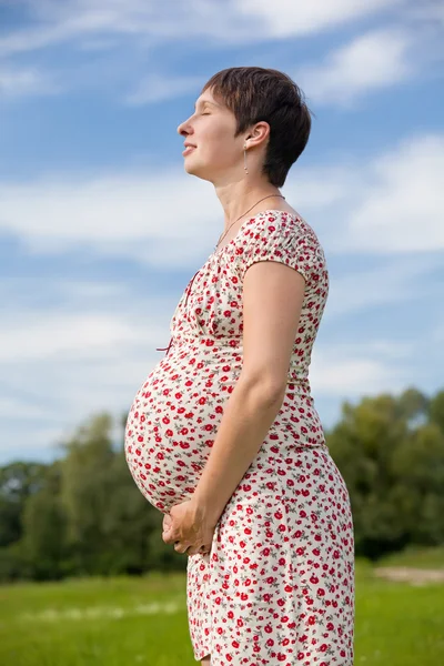 Mujer embarazada con los ojos cerrados — Foto de Stock