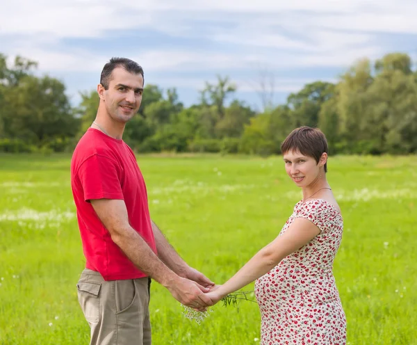 Marido com sua esposa grávida — Fotografia de Stock