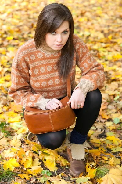 Ung flicka med handväska — Stockfoto