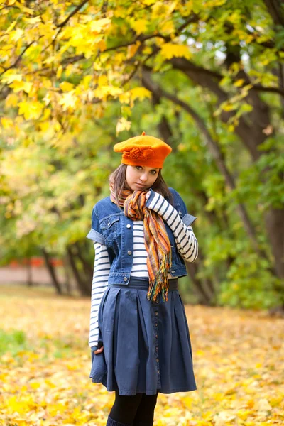 オレンジ色のベレー帽で陽気な女の子 — ストック写真