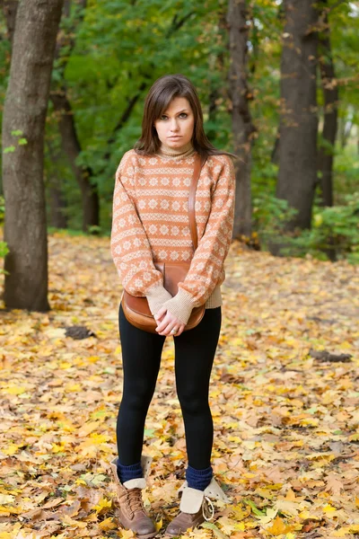 Chica joven con bolso de pie en el bosque — Foto de Stock