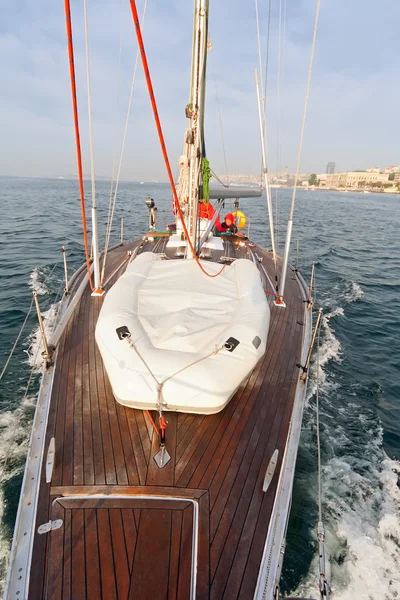 Barca a vela ponte bagnato su yacht — Foto Stock