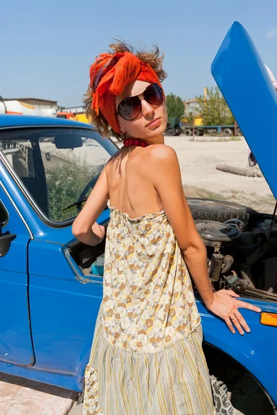 Vintage chica posando delante del coche — Foto de Stock