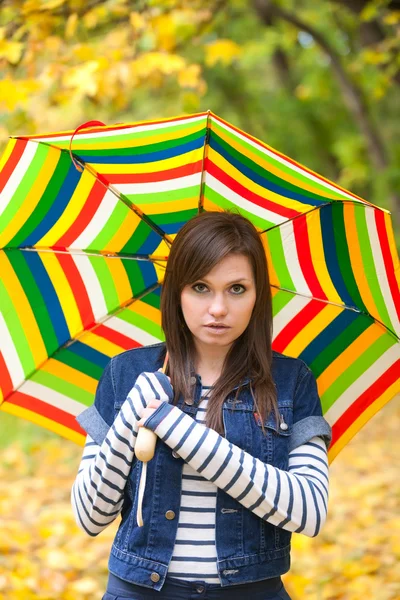 年轻漂亮的女孩与条纹伞 — 图库照片