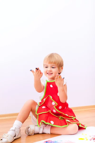 Little girl with paint on her hands — Stock Photo, Image