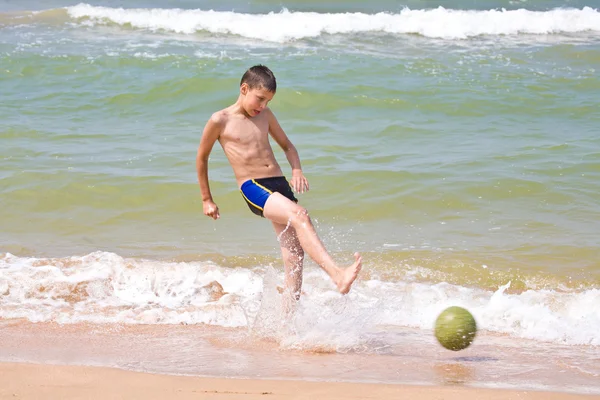海のフットボール — ストック写真