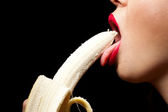 fiatal nő étkezési banán
