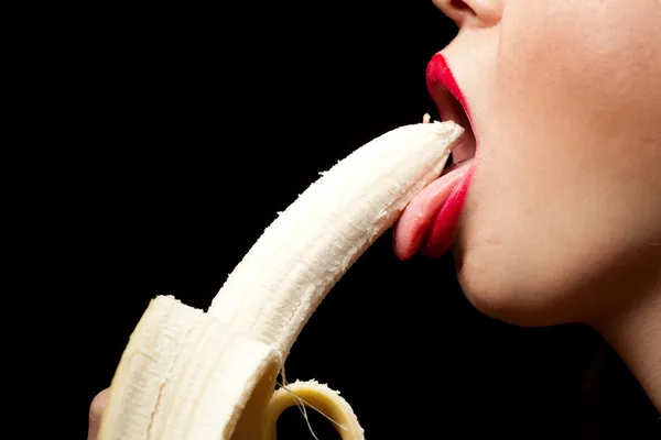 Mujer joven comiendo plátano — Foto de Stock