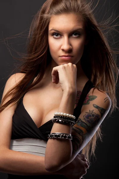 Donna con tatuaggio — Foto Stock