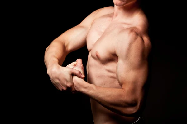 男は、彼の筋肉を示す — ストック写真