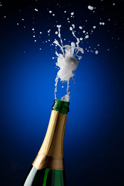 Openning champagne flaska — Stockfoto