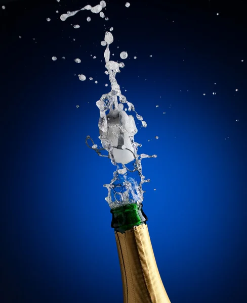 Openning champagne flaska — Stockfoto