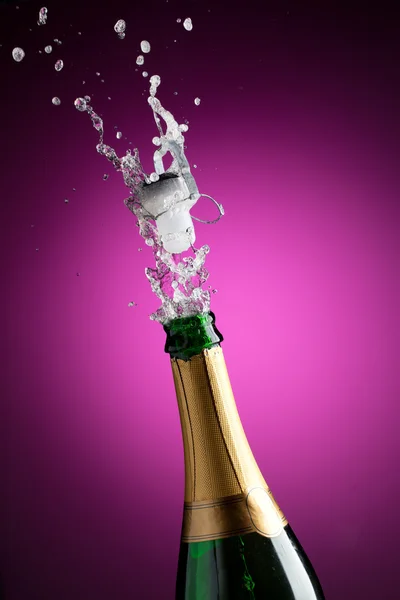 Açılış şampanya şişesi — Stok fotoğraf