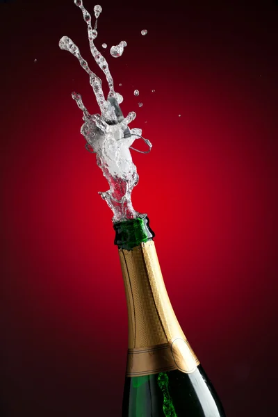 Ouverture d'une bouteille de champagne — Photo