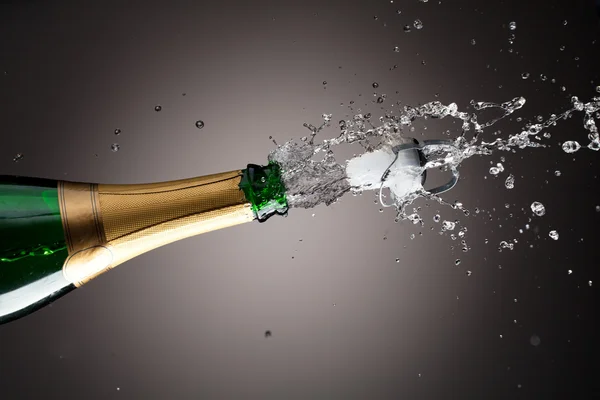 Пляшку шампанського відкриття — стокове фото