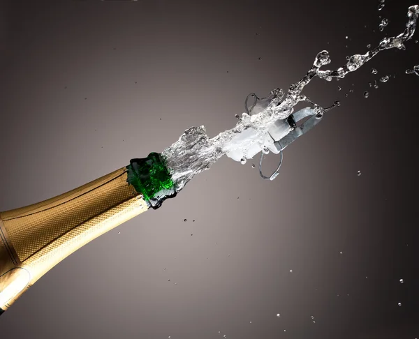 Açılış şampanya şişesi — Stok fotoğraf