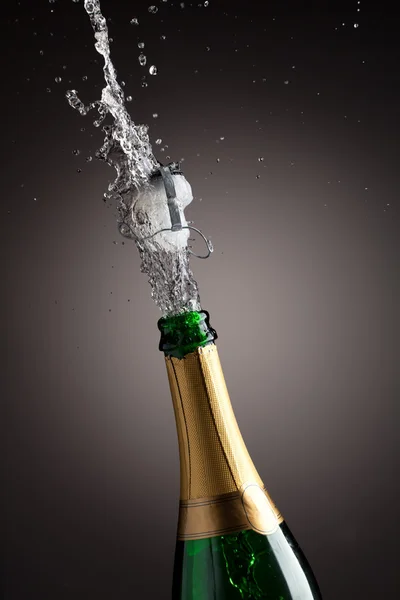 Otwieranie szampana butelka — Zdjęcie stockowe