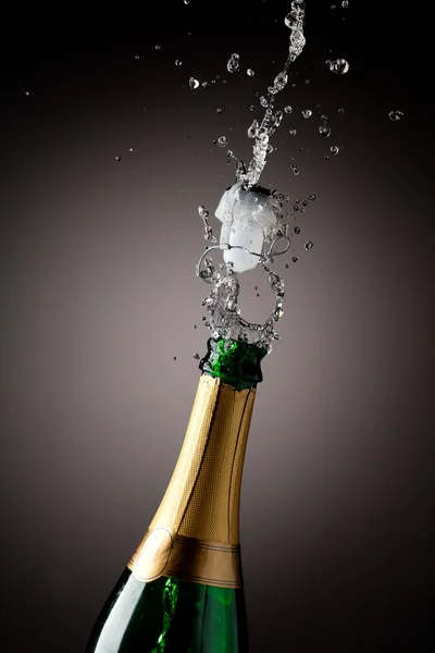 Otwieranie szampana butelka — Zdjęcie stockowe