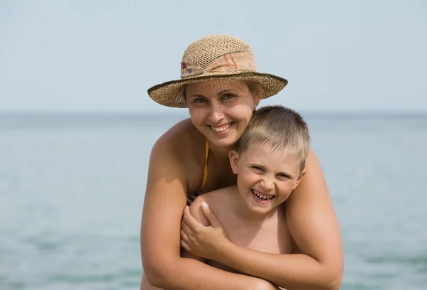 Mãe com o filho sorrir contra o mar — Fotografia de Stock