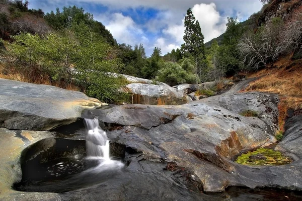 Malé horské vodopád — Stock fotografie