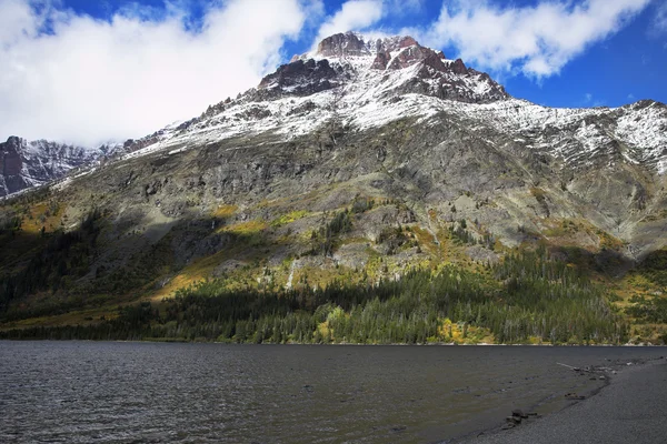 Lago in montagna in ottobre — Foto Stock