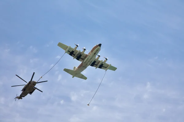 Das Flugzeug und der Hubschrauber — Stockfoto