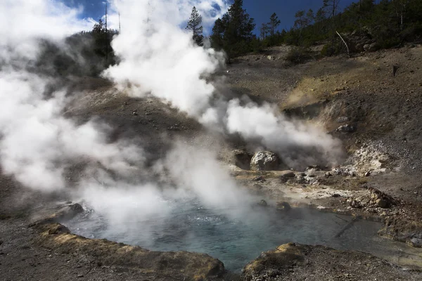 Jeotermal Şofben kaynar — Stok fotoğraf