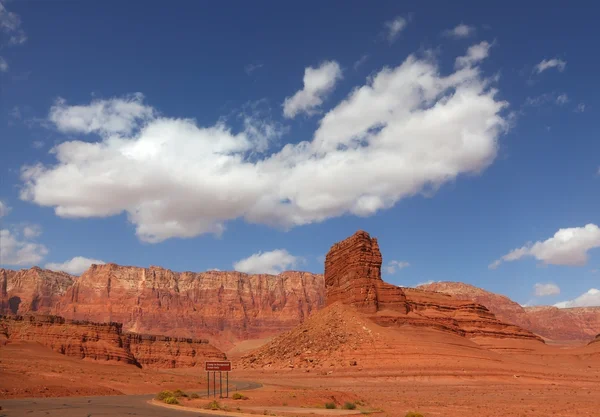 Rote Felsen in der Wüste — Stockfoto