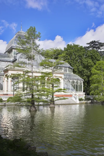Magnificent Crystal palace and lake — Stock Photo, Image