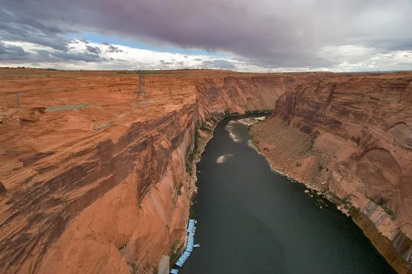 Der Fluss am Grund einer Schlucht. — Stockfoto