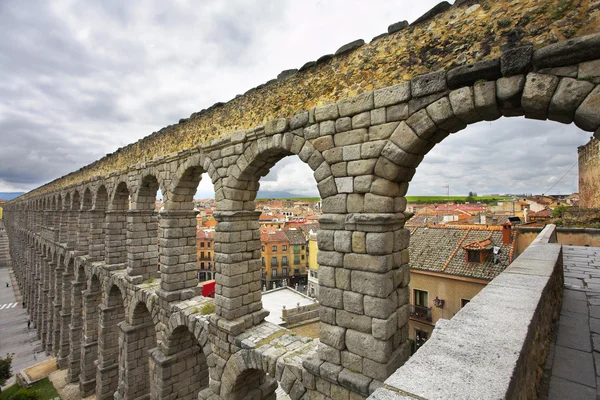 El antiguo acueducto y la antigua Segovia — Foto de Stock