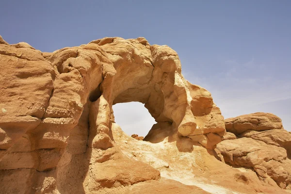 Арка в холмах из красного песчаника — стоковое фото