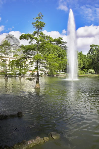 Palac fontanna, jezioro i kryształ — Zdjęcie stockowe