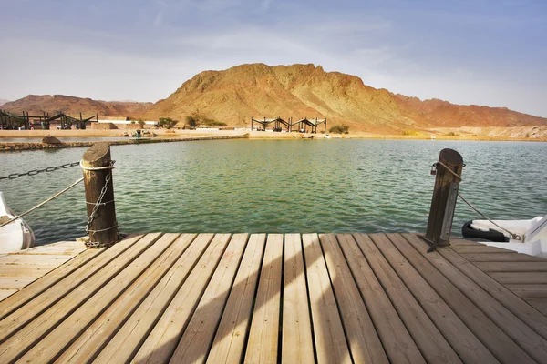 Boat mooring in small lake in park Timna — Stock Photo, Image