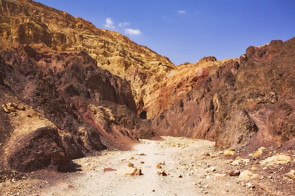 Jeolojik katmanlar arasında yol — Stok fotoğraf