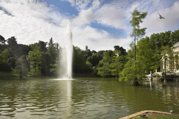 Kolumnady, jezioro i fontanny — Zdjęcie stockowe