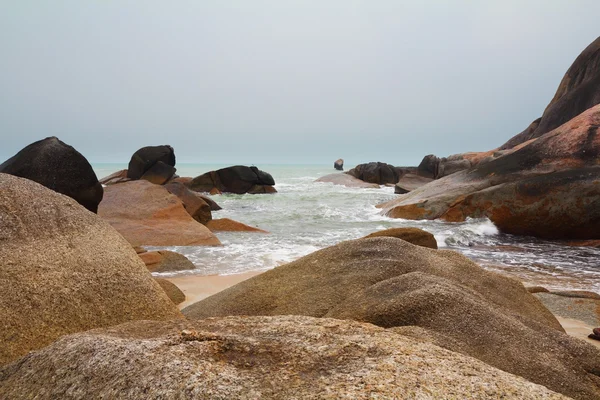 在海滩和苏梅岛的如诗如画的悬崖 — 图库照片