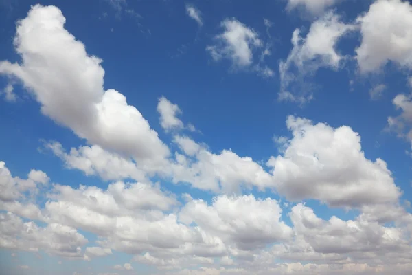 A kék égen a felhők — Stock Fotó
