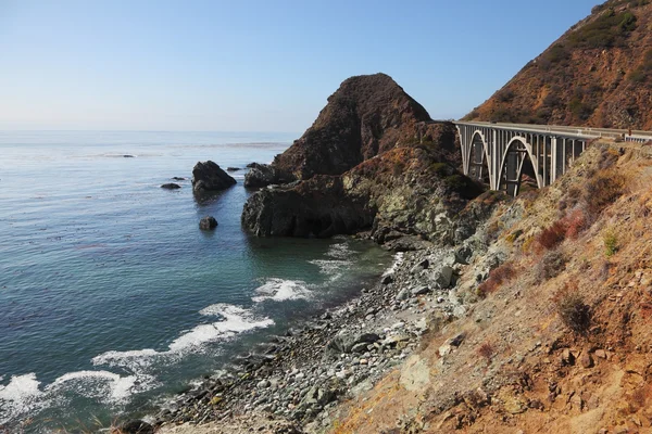 The bridge on the Pacific coast of the USA — Stock Photo, Image