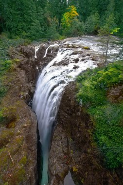 Art arda sıralı pitoresk falls