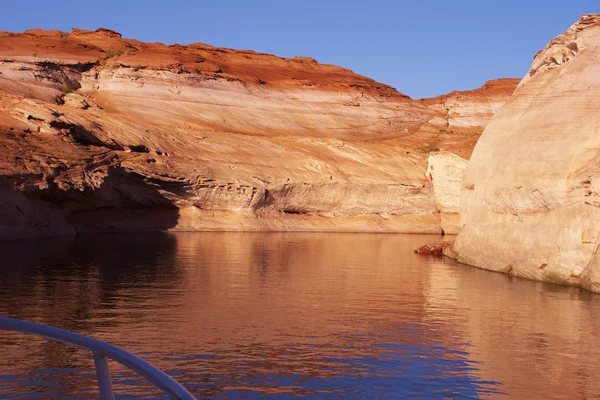 Coast of lake Powell from the red limestone — Stock Photo, Image