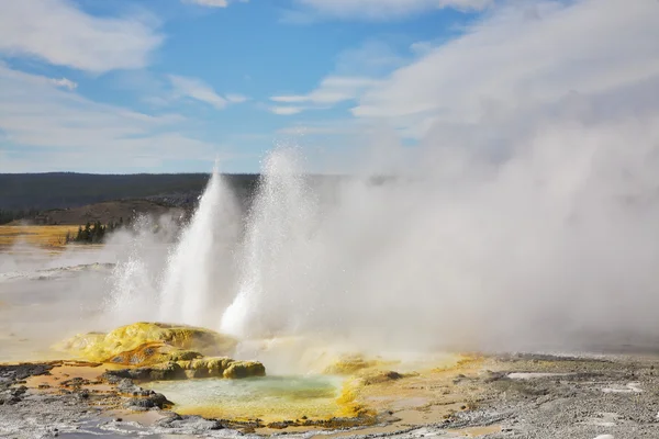Πολύ γνωστό geysers — Φωτογραφία Αρχείου