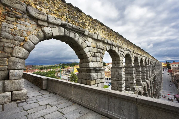 The aqueduct and Segovia in May day — Stock Photo, Image